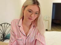 Im a little mysterious, a little playful, and i love a reading Tarot. Maybe i can tell you something about your future...or perhaps you will surprise me first.