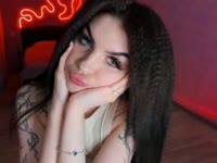 My green eyes have already captured more than a few hearts—are you ready to look into them and never leave?
I’m saving up for my very first car and dreaming of the moment I finally get my driver’s license. One day, I’ll be in Tokyo visiting the Harry Potter museum. Who knows, maybe you’ll be the one walking those streets with me.
Sometimes you can find me at the gym, but more often I’m in my cozy space, binge-watching series or enjoying the perfect lazy day when I don’t have to go anywhere. My mornings start with water or raspberry tea… and my evenings? Maybe with the two of us, daring each other to see who gives in first.
I’m kind, caring, sometimes emotional—but always real. I believe in kindness, and I start with myself. And maybe I can read your thoughts right now.
So tell me… if you were in my place, what would you do? Maybe tonight we start our story.