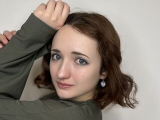 girl showing tits SaundraTowler