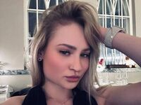 camgirl playing with vibrator BarberaWesterman