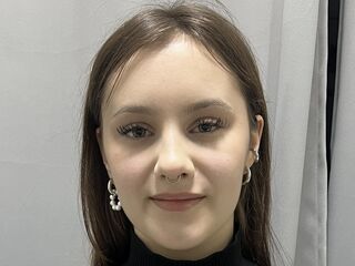 camslut fingering pussy BattyDrake