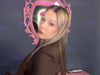 naughty camgirl masturbating with vibrator DarnellCalvani