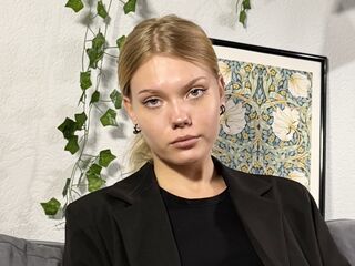 naked cam girl DonellaAndra