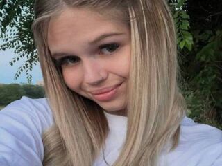 naked camgirl masturbating with dildo EricaVon