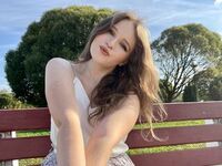 topless camgirl EssyMilton