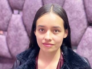 camslut showing tits IssaMontenegro