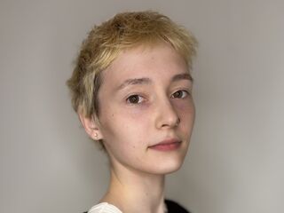 cam girl playing with dildo JenelleBarette