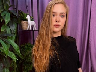 camgirl showing pussy JuliMiu