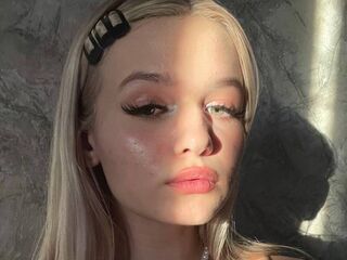 live webcam performer KianaStark