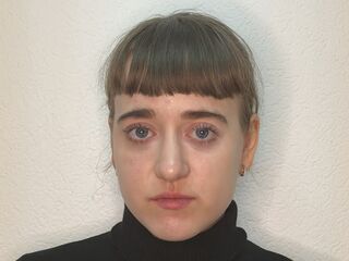 camslut fingering shaved pussy QianaWhiston