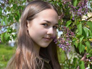 masturbating webcamgirl TristaArron